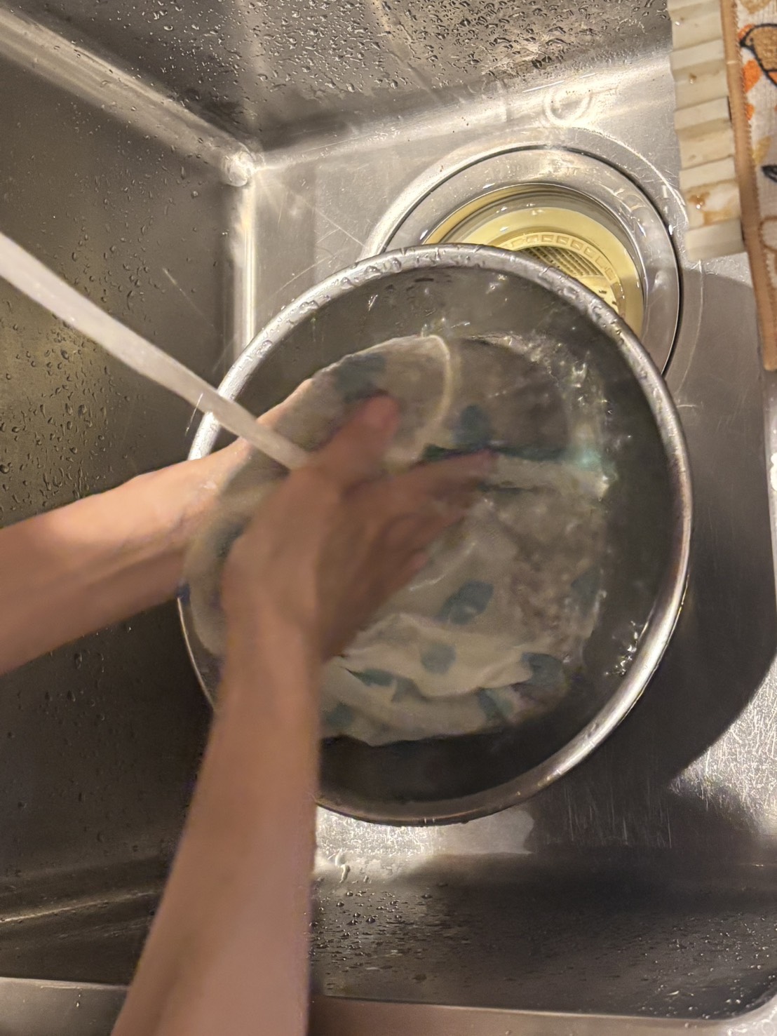 生豆を洗浄している工程